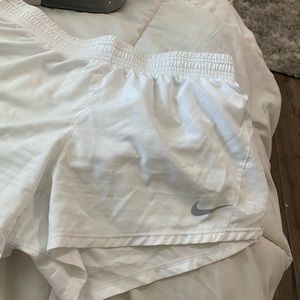 LIKE NEW white nike shorts